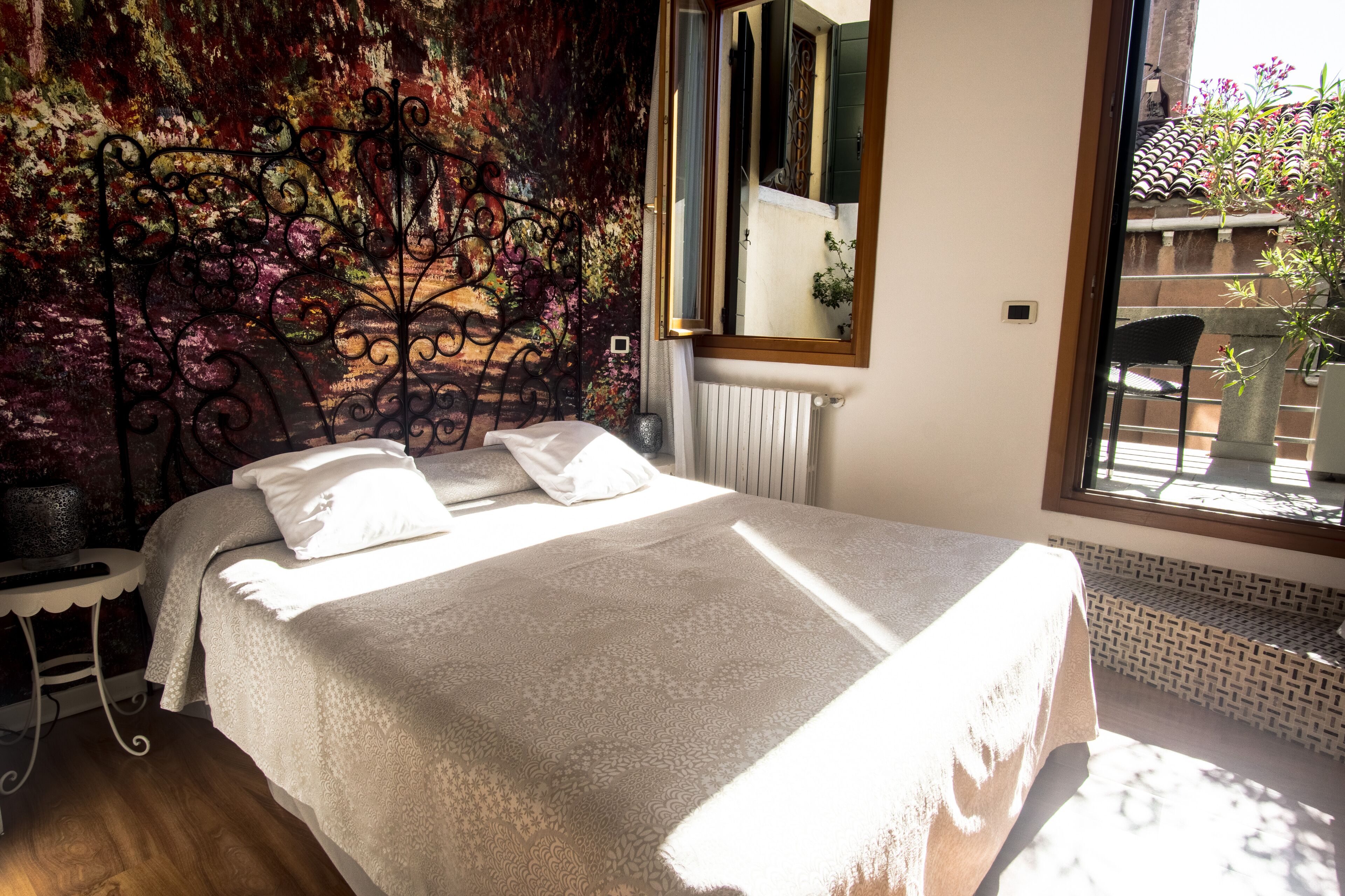 romantic room | 1 bedroom, minibar, in-room safe, desk