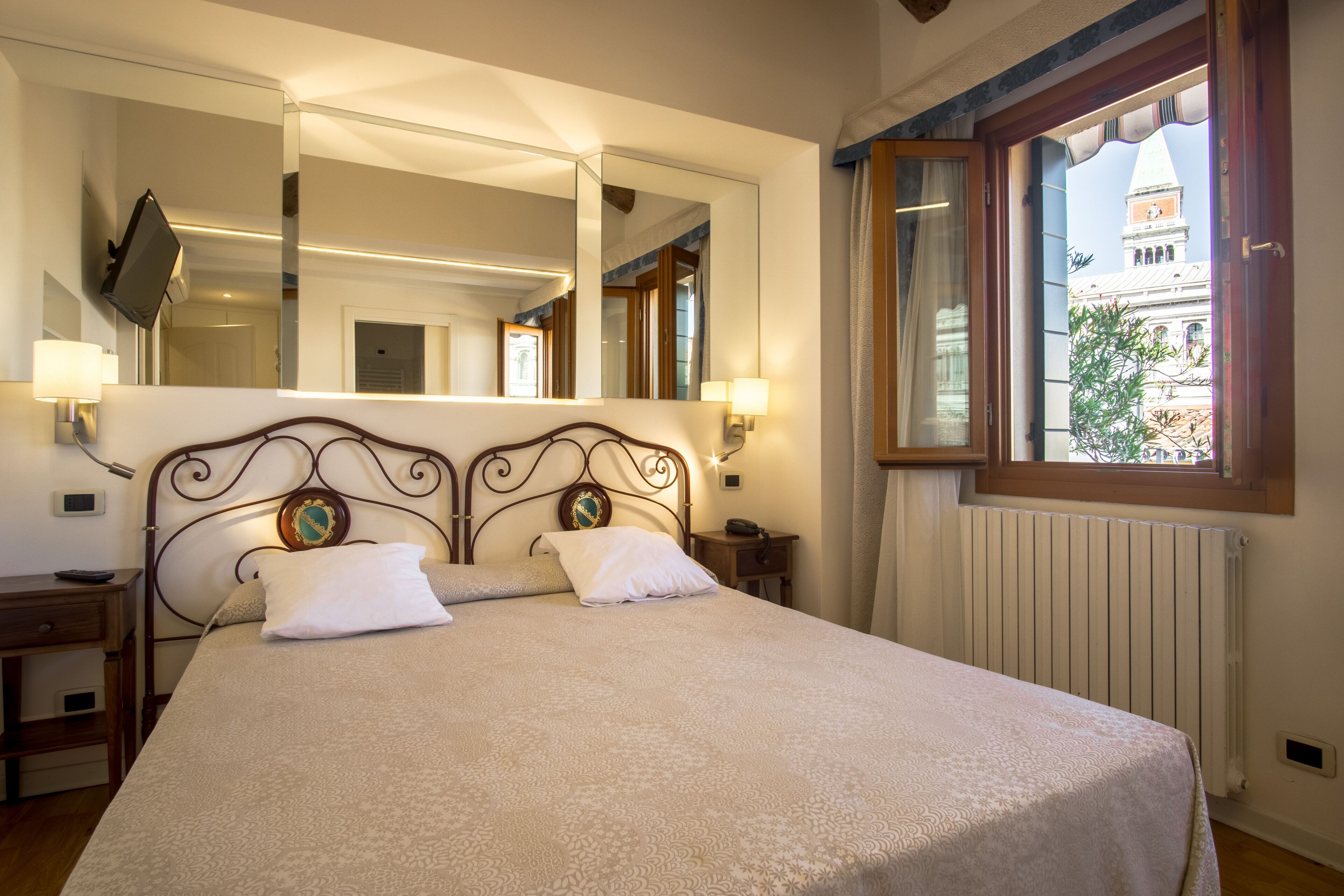 exclusive room | 1 bedroom, minibar, in-room safe, desk