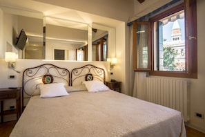 Exclusive Room | Minibar, in-room safe, desk, blackout curtains - Hotel Antigo Trovatore (Venice)