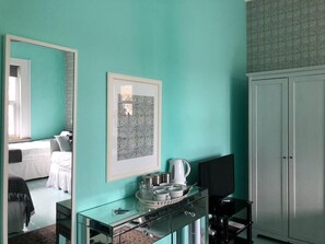 Desk, blackout curtains, iron/ironing board, free WiFi - The Caspian (London)