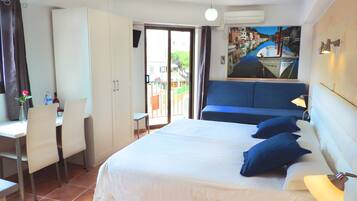 Studio, keuken (2 - 3 adults) | Donzen dekbedden, bedden met traagschuimmatras, een laptopwerkplek