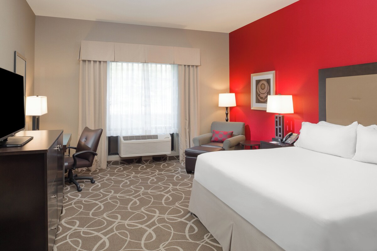 Hypo-allergenic bedding available, laptop workspace, blackout drapes