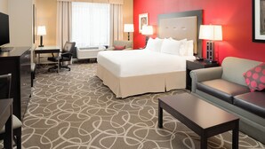Hypo-allergenic bedding available, laptop workspace, blackout drapes - Holiday Inn Express Klamath - Redwood Ntl Pk Area by IHG (Klamath)