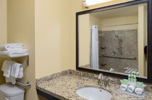 Eco-friendly toiletries, hair dryer, towels - Holiday Inn Express Klamath - Redwood Ntl Pk Area by IHG (Klamath)