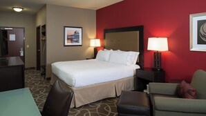 Hypo-allergenic bedding available, laptop workspace, blackout drapes - Holiday Inn Express Klamath - Redwood Ntl Pk Area by IHG (Klamath)