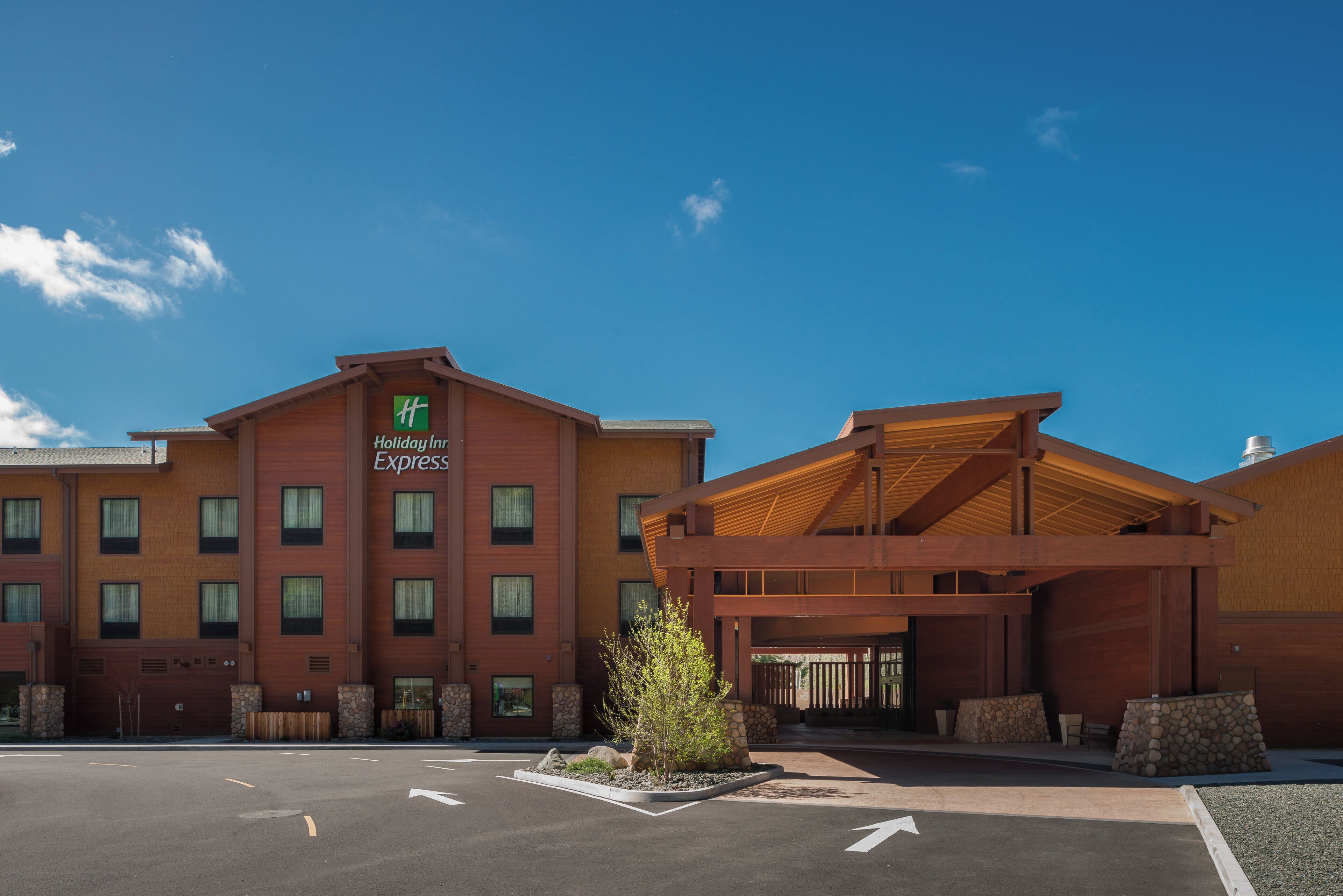 Edificio di un Holiday Inn Express con facciata in mattoni, numerose finestre e un parcheggio antistante.