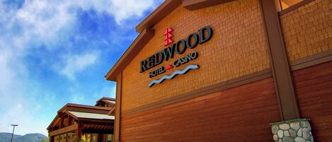 Un hôtel-casino Redwood avec une enseigne bien visible, une façade en briques et des éléments décoratifs en pierre.