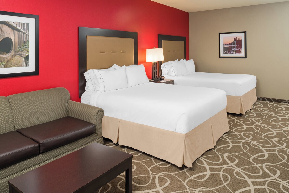 Hypo-allergenic bedding available, laptop workspace, blackout drapes