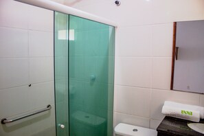 Kamar Quadruple Standar | Kamar mandi | Shower dan handuk