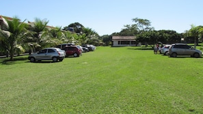 Free self-parking - Pousada Ohana (Búzios)