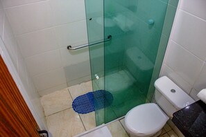 A bathroom with a glass shower enclosure, a toilet, and a sink. - Pousada Ohana (Búzios)