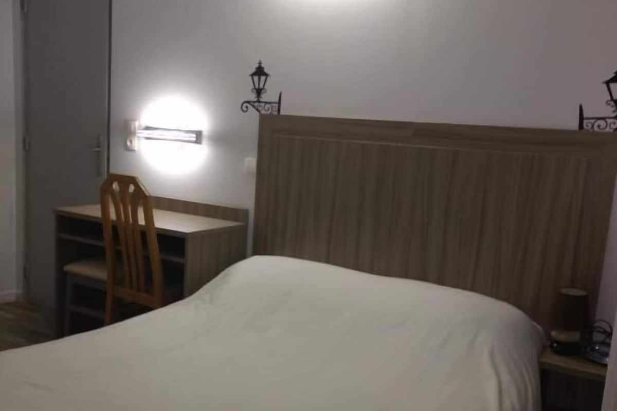 雙人房 | 高級寢具、書桌、遮光布/窗簾、熨斗/熨衣板