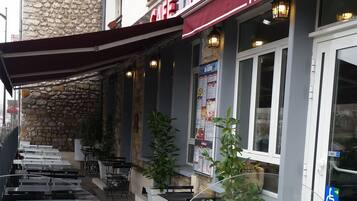 Breakfast, lunch, dinner served; Mediterranean cuisine