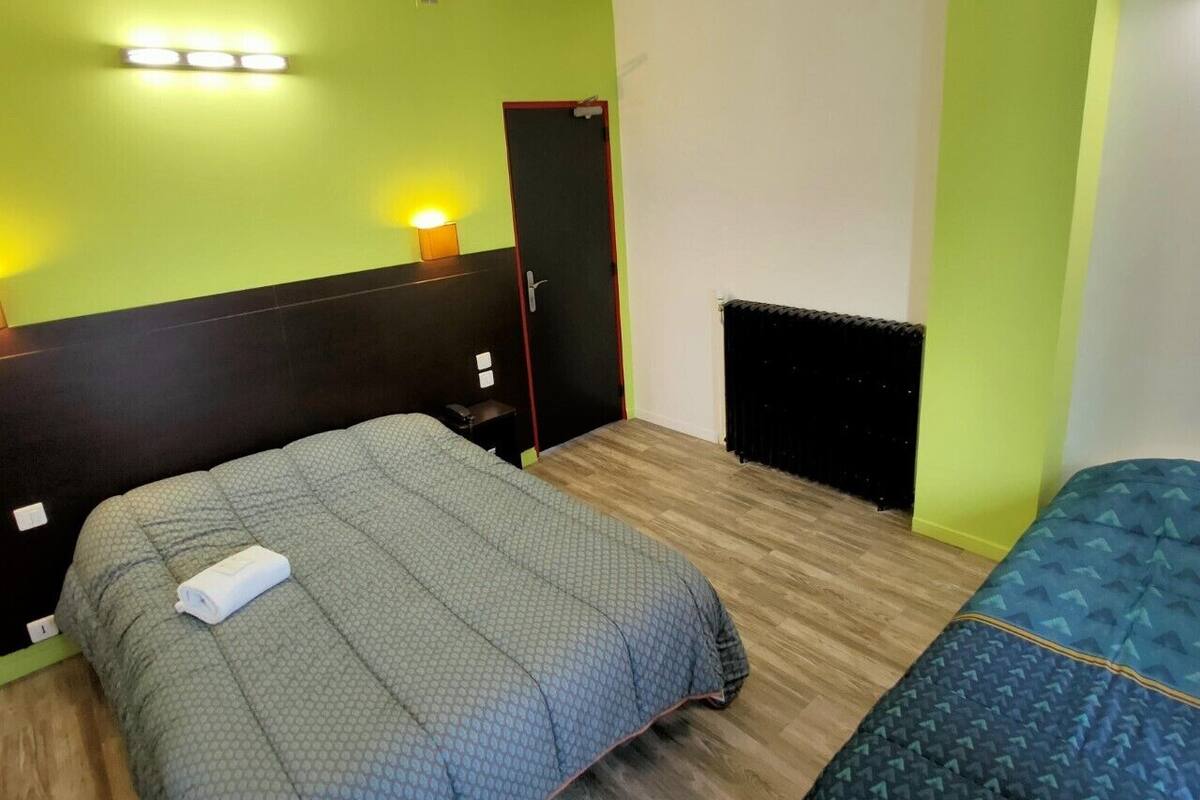 三人房 | 高級寢具、書桌、遮光布/窗簾、熨斗/熨衣板