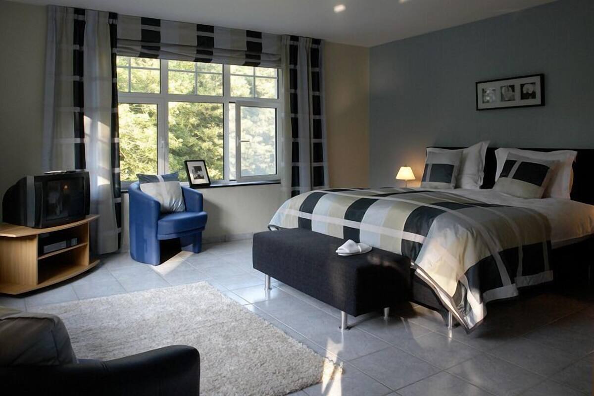 Premium bedding, minibar, desk, soundproofing
