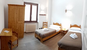 Cubrecamas, escritorio, wifi gratis y ropa de cama