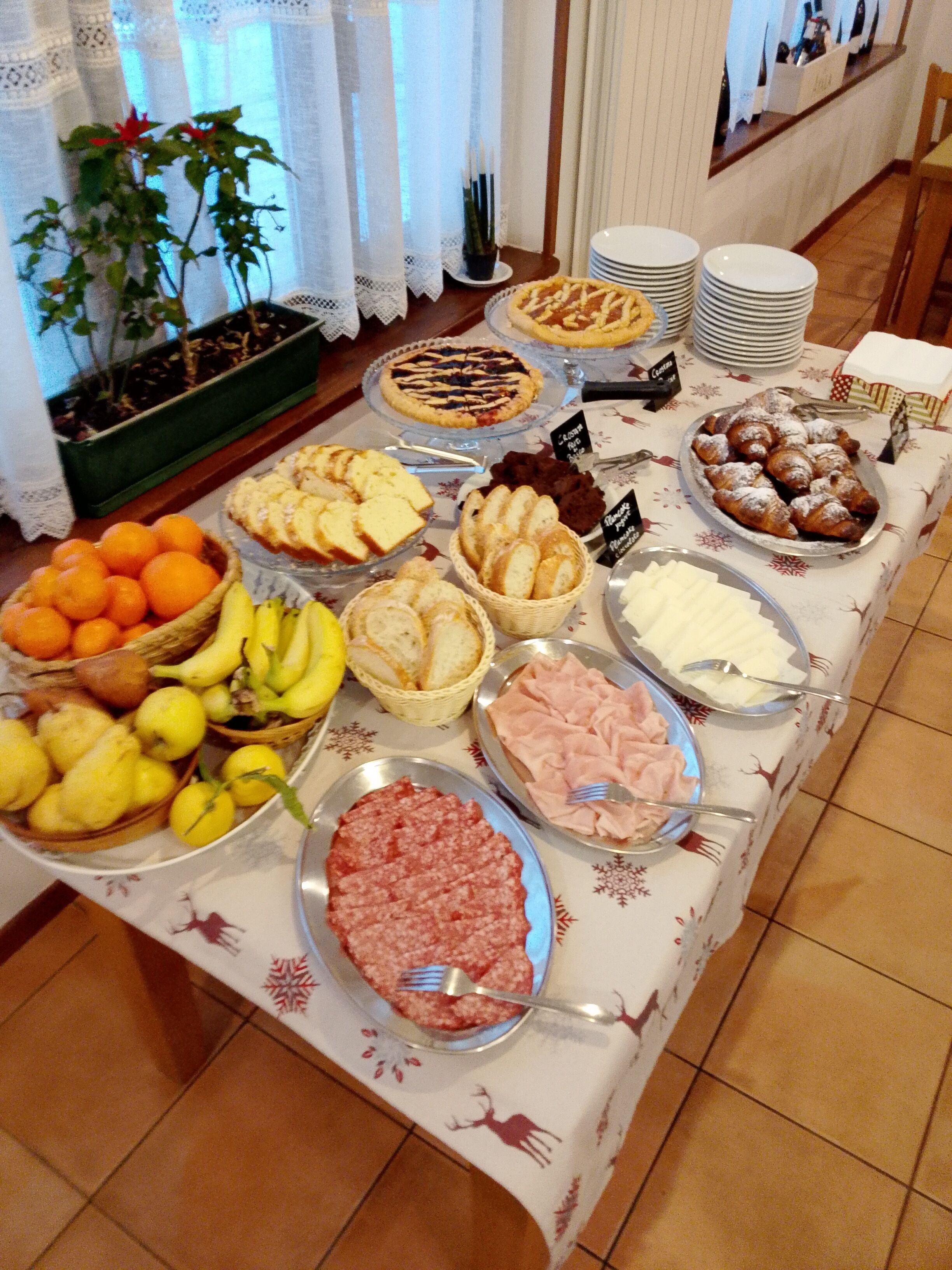 Serveert lunch en diner, regionale gerechten