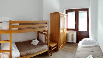 Triple Room | Down duvets, desk, free WiFi, bed sheets