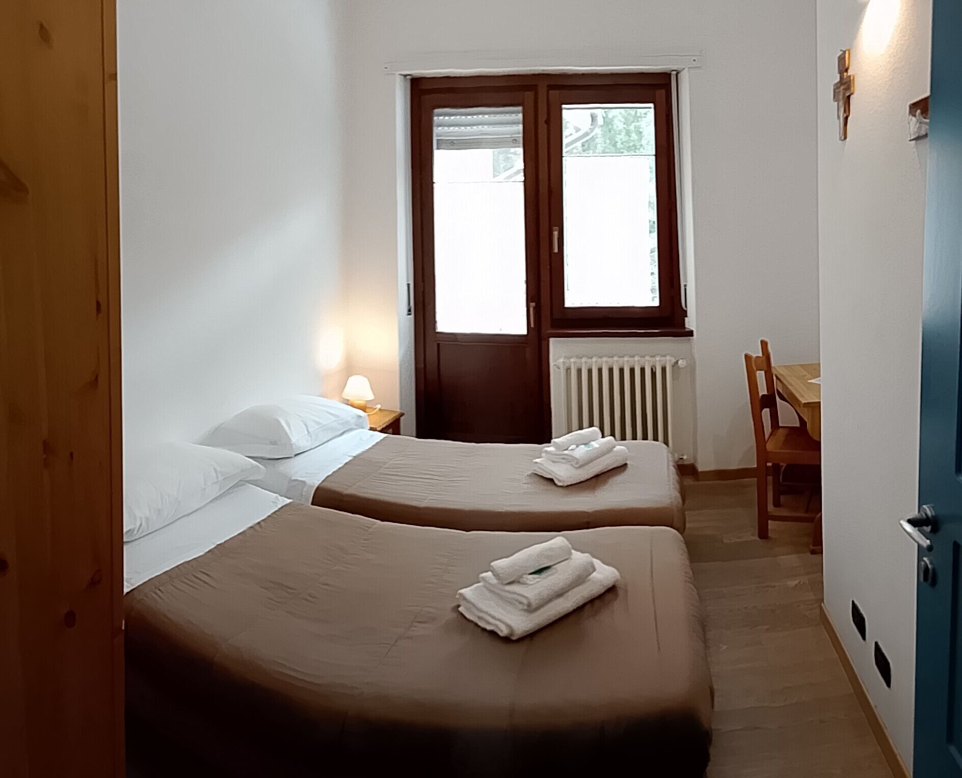 Double Room, 2 Single Beds, Shared Bathroom