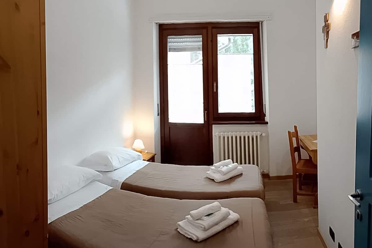 Double Room, 2 Single Beds, Shared Bathroom