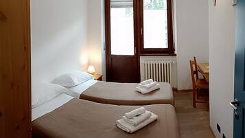 Tweepersoonskamer, 2 eenpersoonsbedden, gedeelde badkamer | Gratis wifi