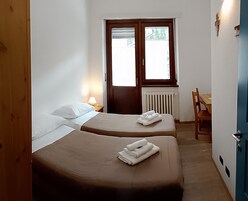 Habitación doble, 2 camas individuales, baño compartido | Wifi gratis