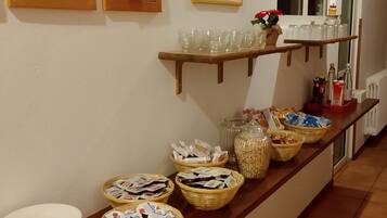 Tägliches Frühstücksbuffet gegen Gebühr