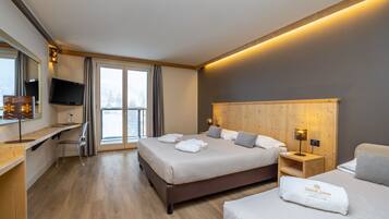 Chambre Triple Supérieure | Coffres-forts dans les chambres, bureau, draps fournis