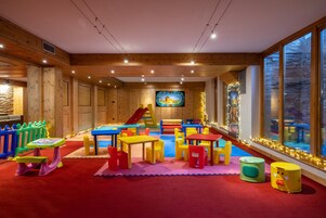 Zona de juegos infantil cubierta