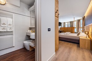 Superior vierpersoonskamer | Badkamer | Een douche, gratis toiletartikelen, een haardroger, handdoeken