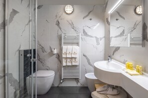 Superior Triple Room | Bathroom | Shower, free toiletries, hair dryer, towels - Hotel Piandineve (Ponte di Legno)
