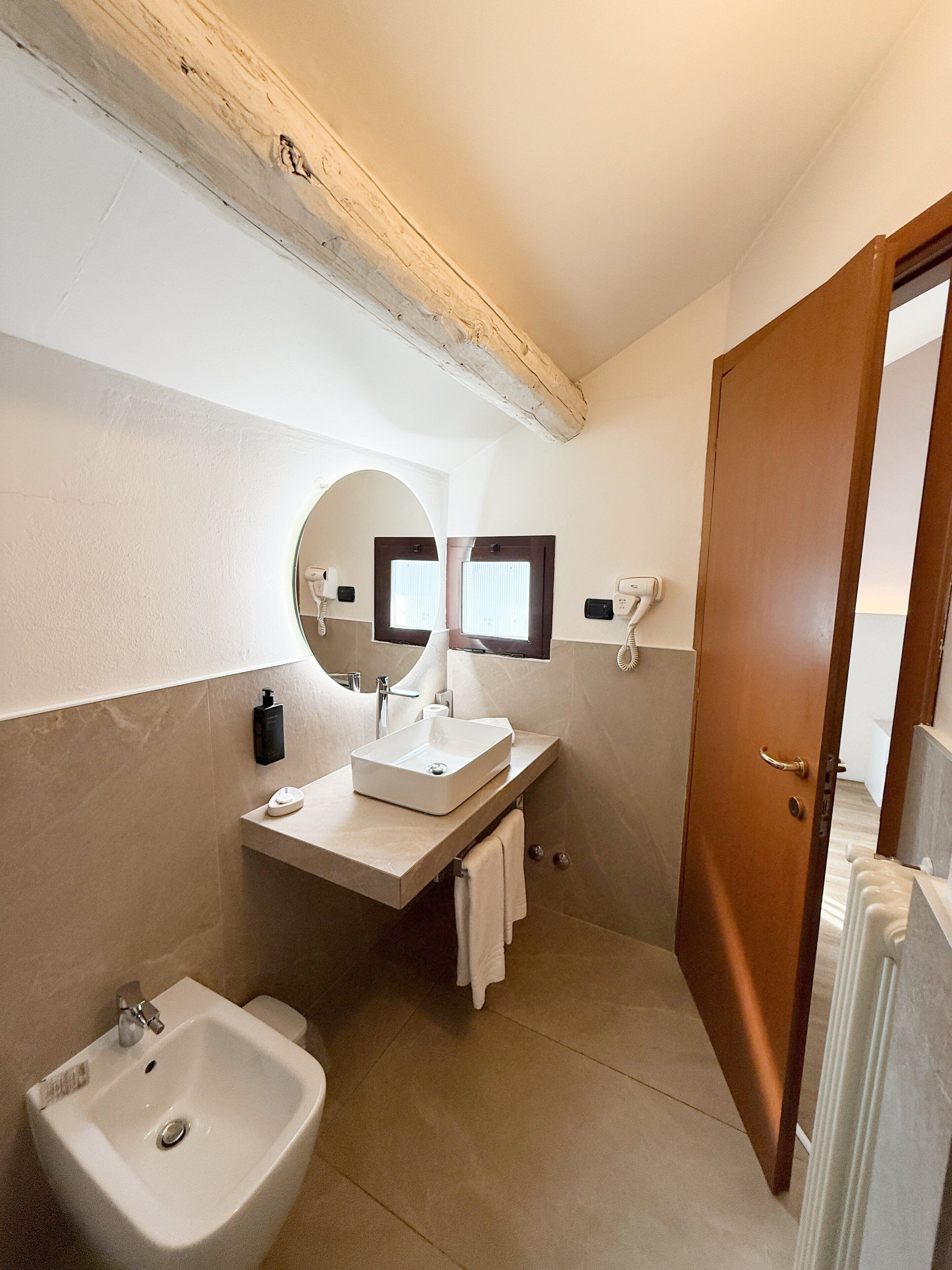 Ein Badezimmer mit Waschbecken, Bidet und Spiegel.