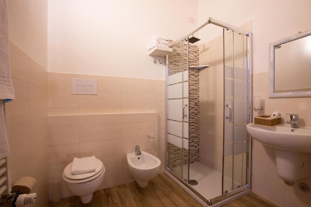 shower, free toiletries, hair dryer, bidet