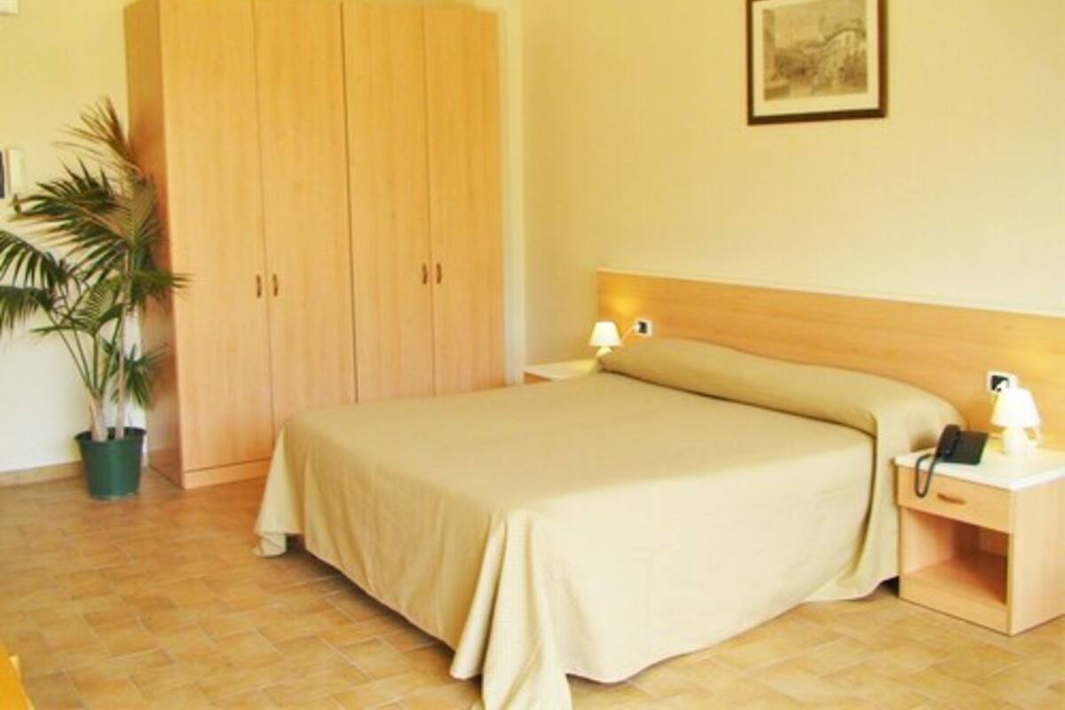 Classic Studio | Egyptian cotton sheets, premium bedding, desk, rollaway beds (surcharge)