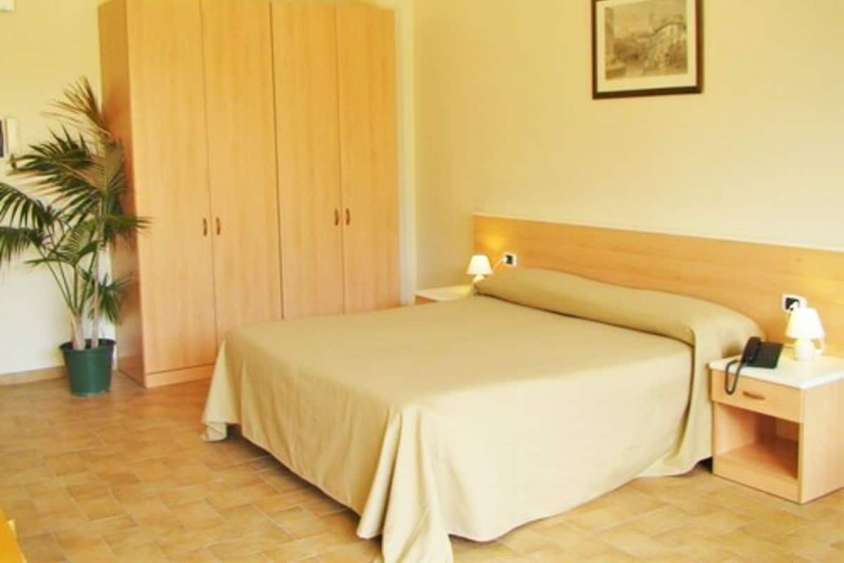 Classic Studio | Egyptian cotton sheets, premium bedding, desk, rollaway beds
