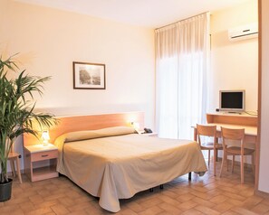 Standaard tweepersoonskamer | Lakens van Egyptisch katoen, luxe beddengoed, een bureau