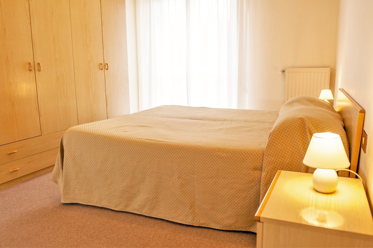 Egyptian cotton sheets, premium bedding, desk, rollaway beds (surcharge)