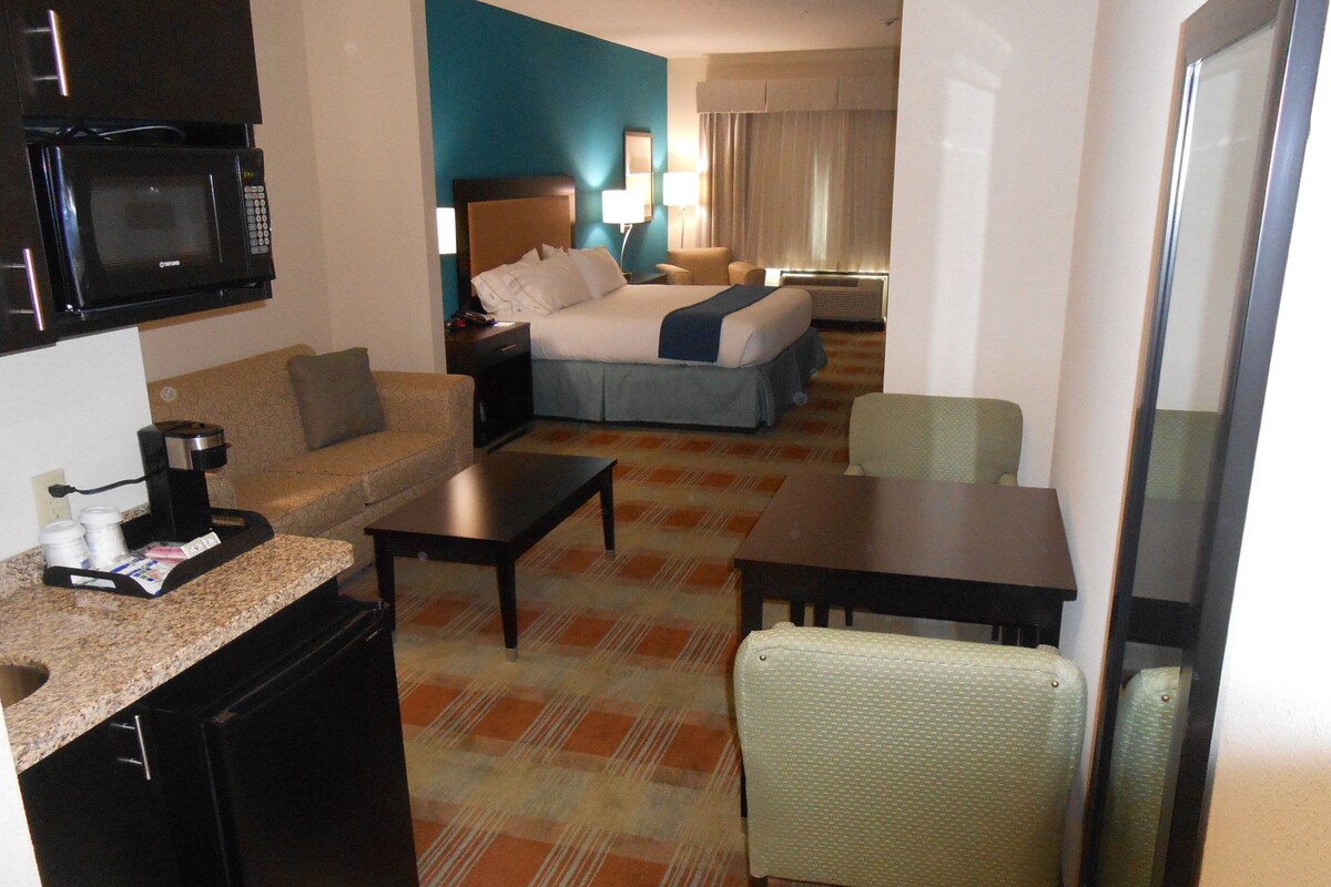 Suite, 1 King Bed | Premium bedding, in-room safe, desk, laptop workspace