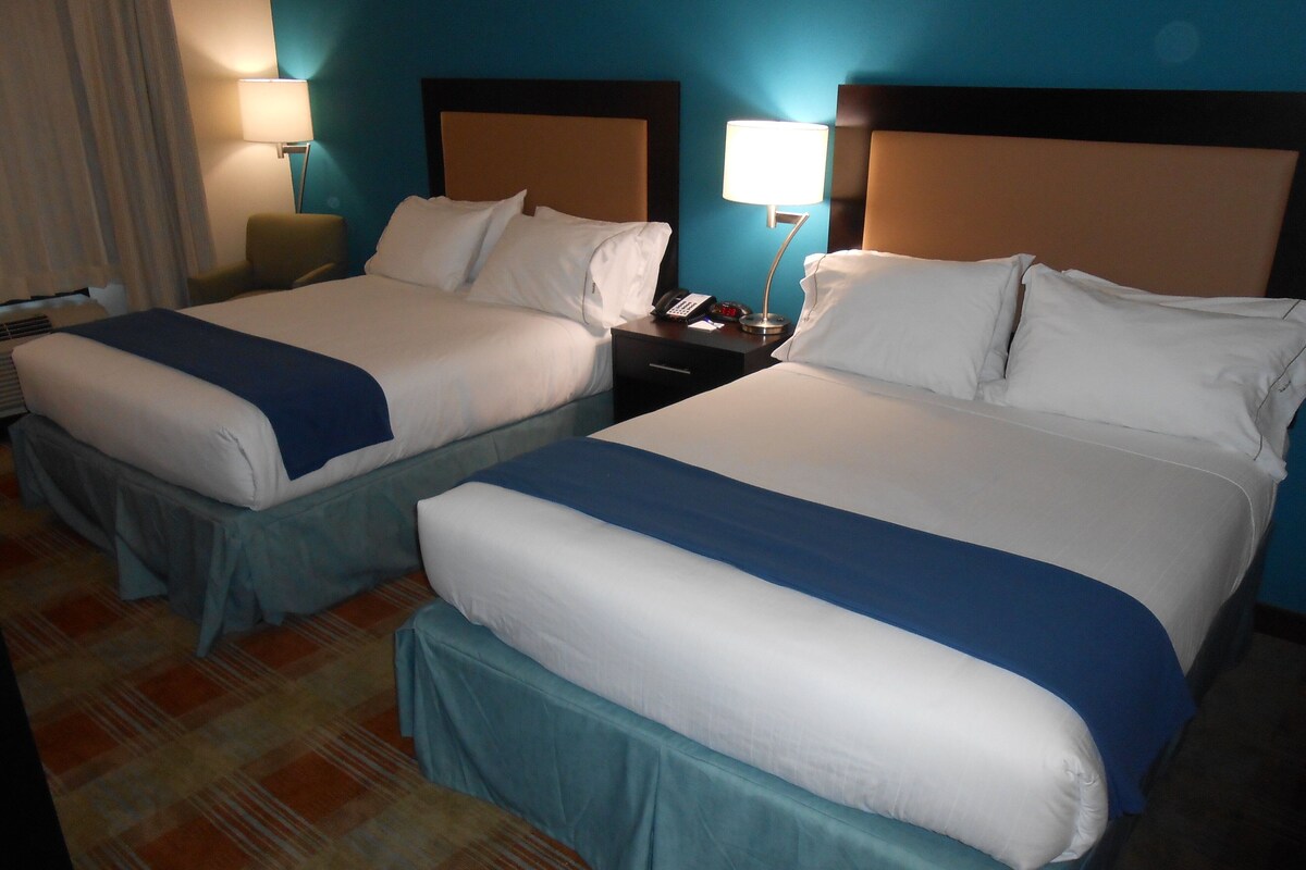 Premium bedding, in-room safe, desk, laptop workspace