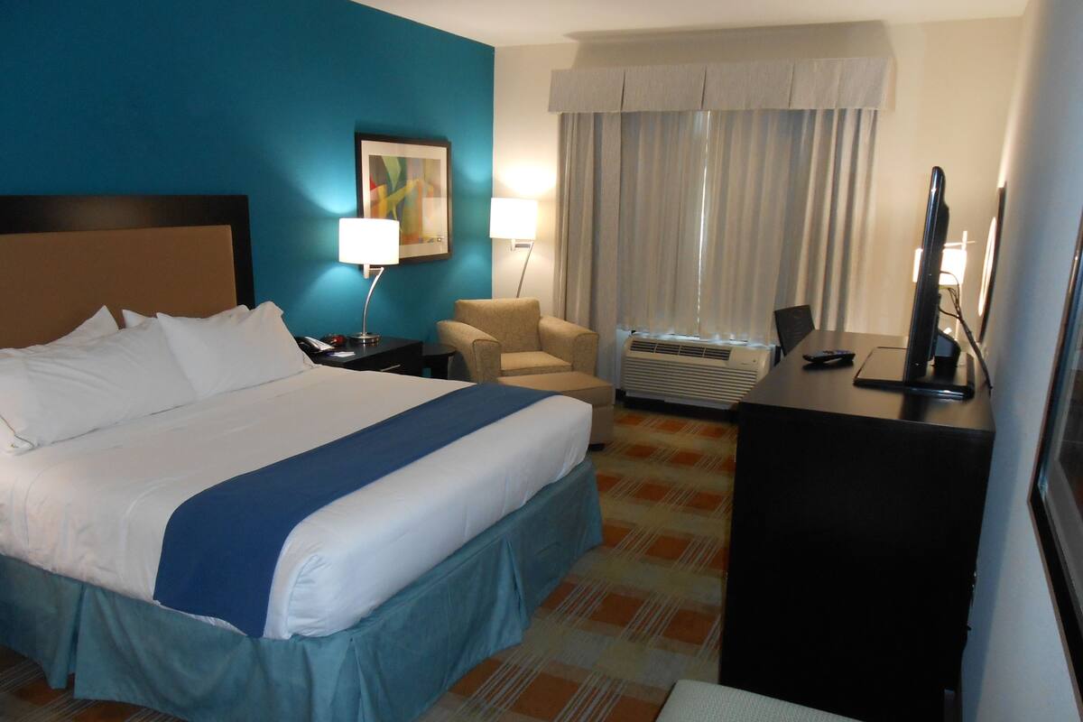 Premium bedding, in-room safe, desk, laptop workspace