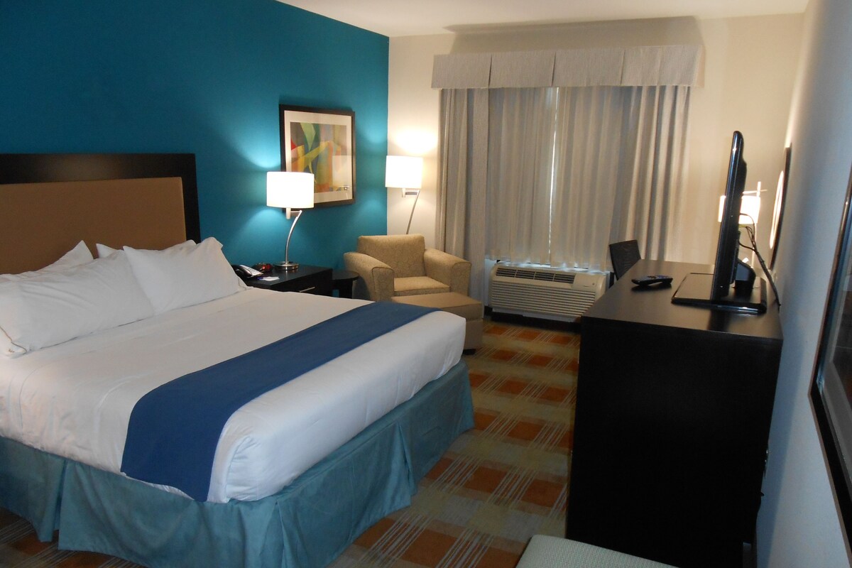 Premium bedding, in-room safe, desk, laptop workspace