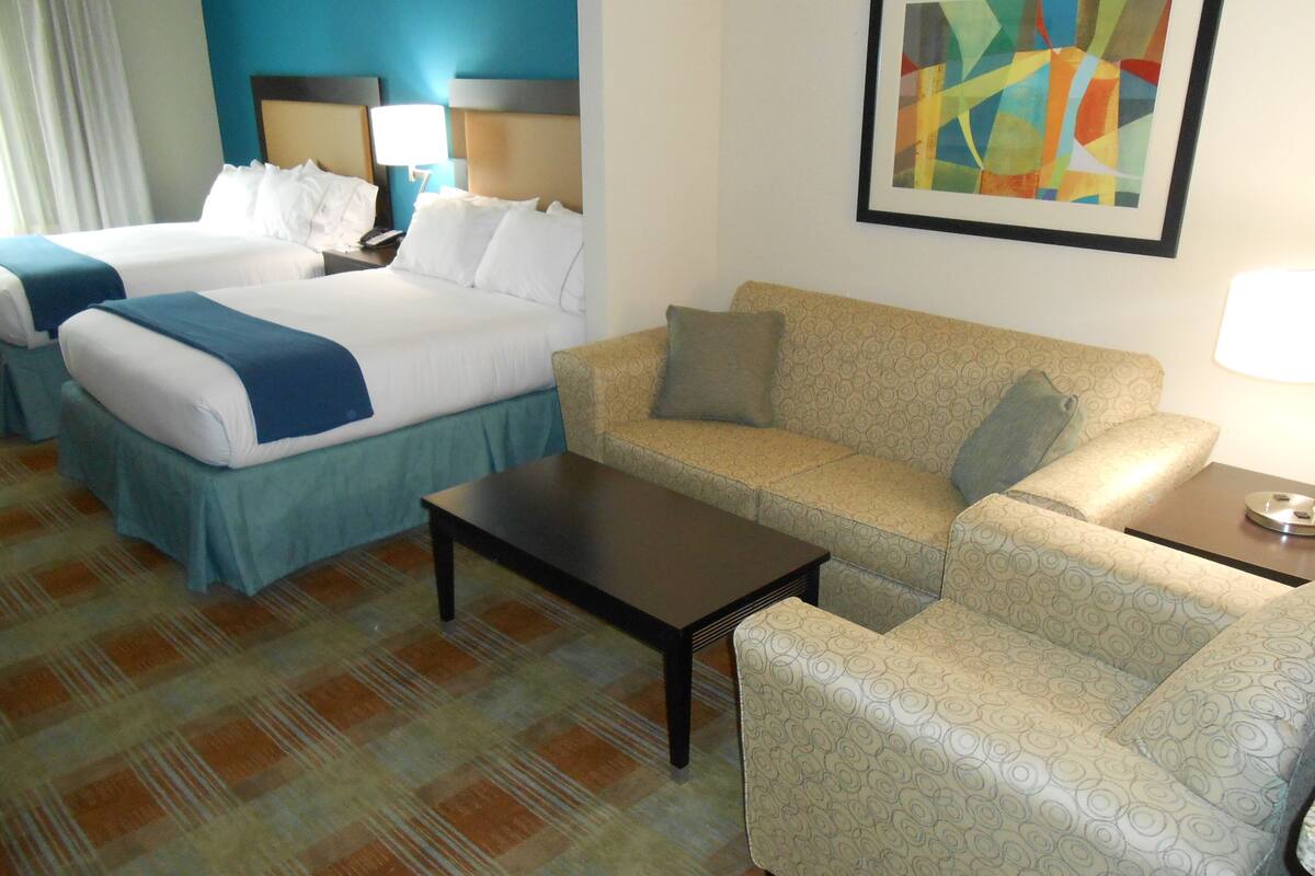 Premium bedding, in-room safe, desk, laptop workspace