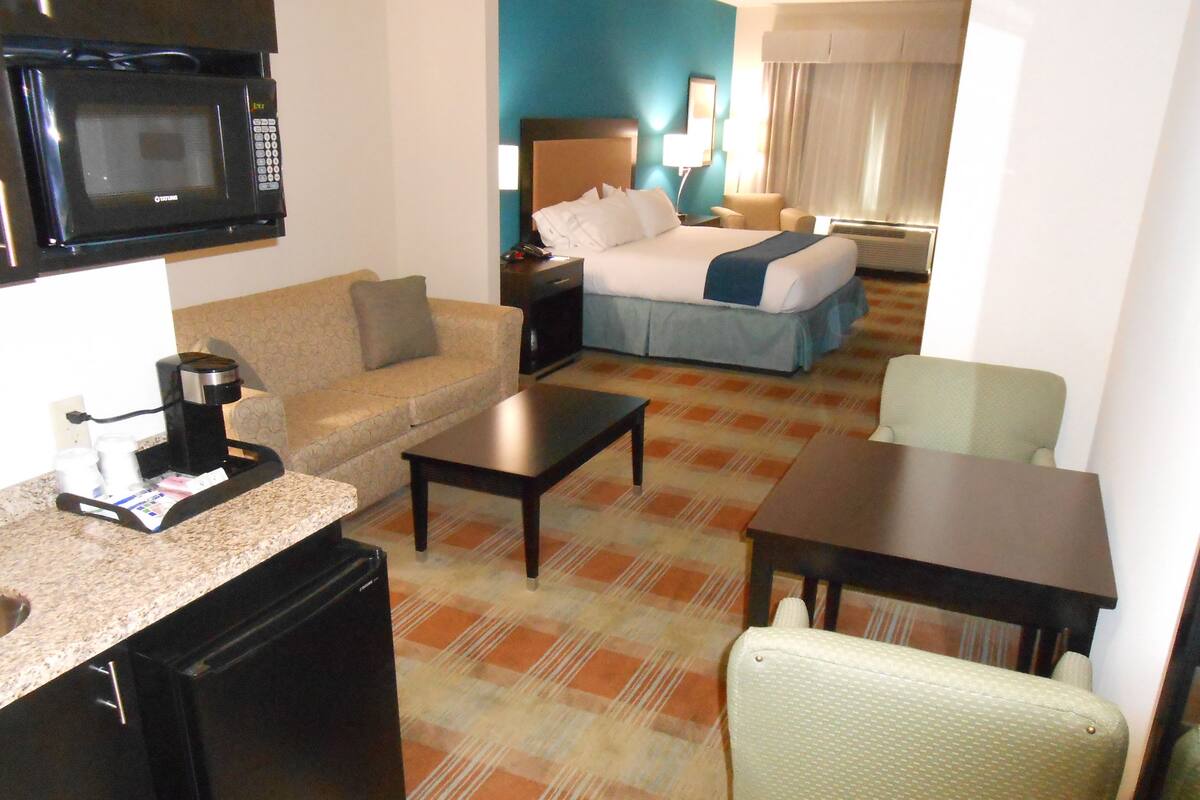 Premium bedding, in-room safe, desk, laptop workspace