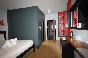 In-room safe, soundproofing, free WiFi, bed sheets