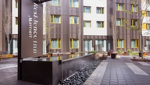 Il s'agit d'un hôtel moderne, reconnaissable à son enseigne « Residence Inn ». Il dispose d'une cour intérieure agrémentée d'un élément décoratif aquatique et d'un sentier.
