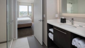 Combined shower/tub, hair dryer, towels