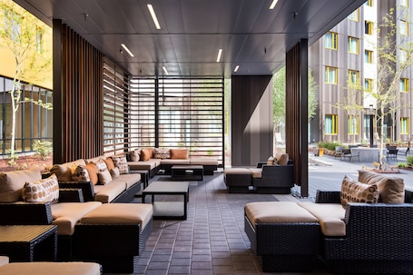 BBQ/picnic Area. Residence Inn Portland Downtown/Pearl District