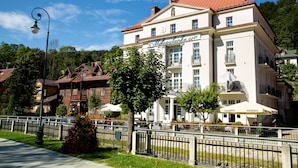 A large, white building with balconies and a red roof, labeled "Mastopalkan." - Małopolanka & Spa (Krynica-Zdroj)