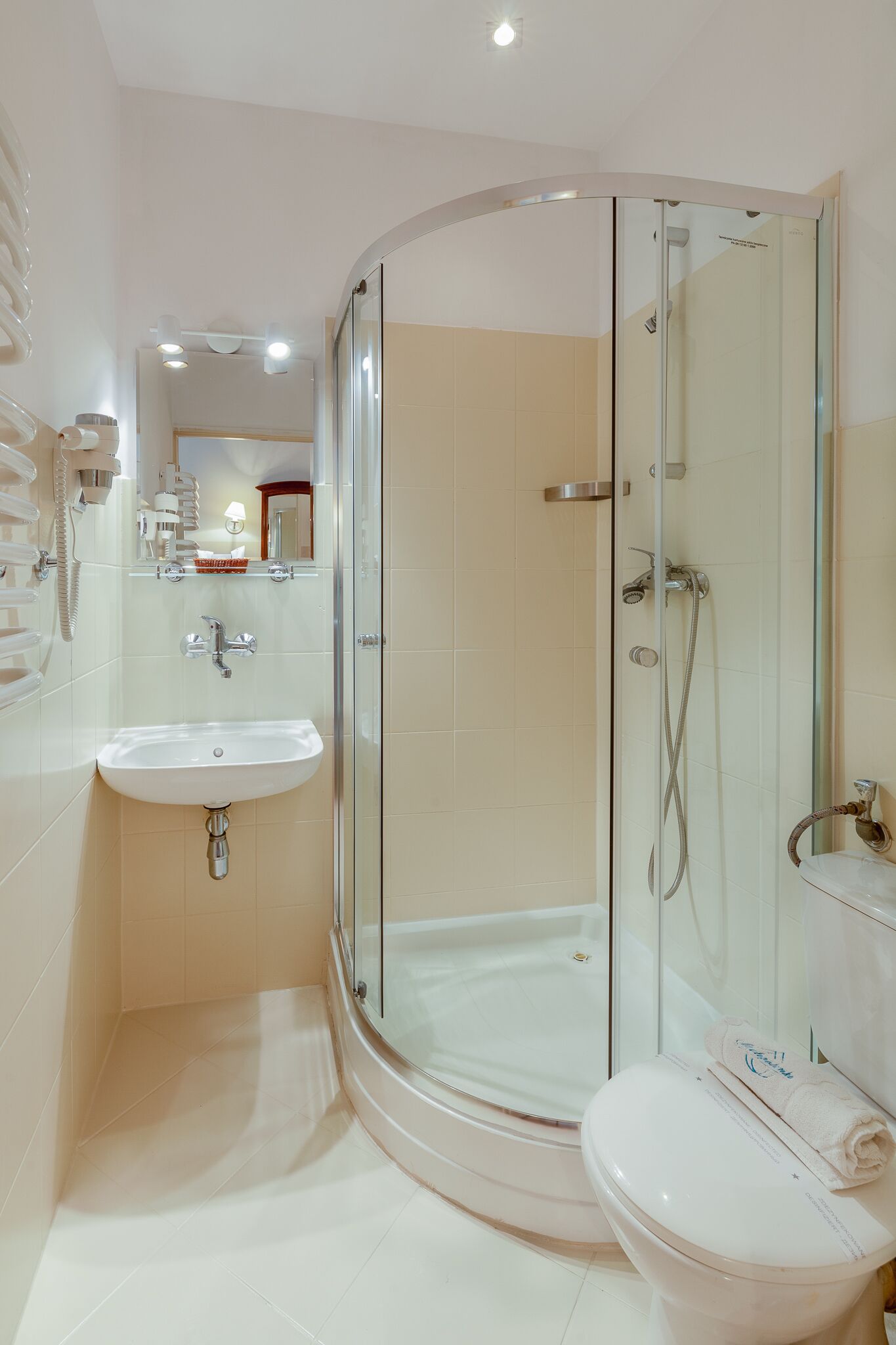 Single Room | Bathroom | Shower, free toiletries, hair dryer, towels