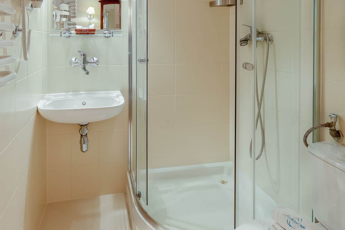 Tek Kişilik Oda | Banyo | Duş, ücretsiz banyo/kozmetik ürünleri, saç kurutma makinesi, havlu